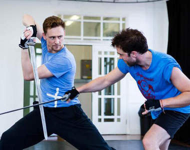 Tom Hiddleston練劍畫面 他的下一部戲是～？