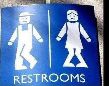 創意《廁所標示》尿急時還得想一下～