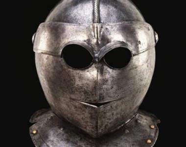 《詭異頭盔》電玩中的裝備其實長這樣