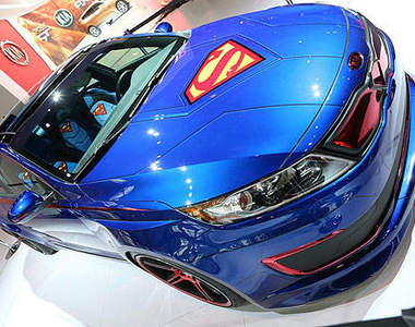 超人版《Kia Optima Hybrid》以後可以在車車上變裝了～(誤)