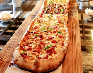 《一公尺披薩》四種口味一次滿足～