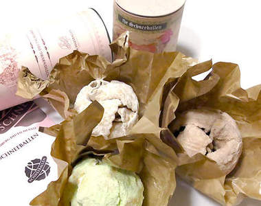 《夢幻甜點雪球》享用前先用摃槌仔敲一下