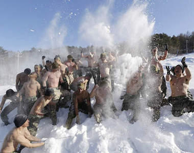 美韓兩軍聯合軍事訓練  在雪地裡裸上身奔跑～