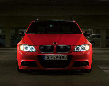 紅的明顯《BMW 3系列旅行車》恐怖扭力不會太超過嗎?