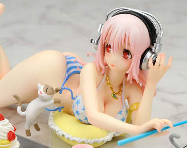 《超級索尼子》甜食、性感、比基尼