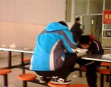 大陸《餐廳奇景》你們怎麼蹲著吃飯......