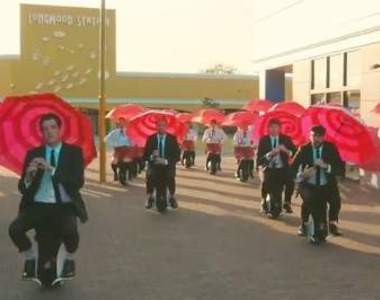 《OK Go》傳奇再現　一鏡到底的小紅傘魅力