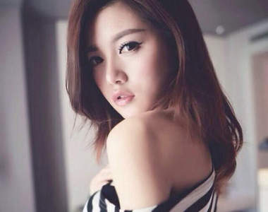 大陸奶茶妹Emily 酷酷好性感笑笑又很甜美的正妹