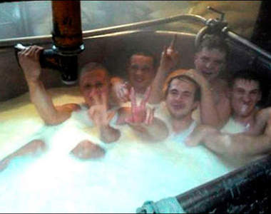 俄羅斯《亂入起司浴》事件 戰鬥民族玩太兇...