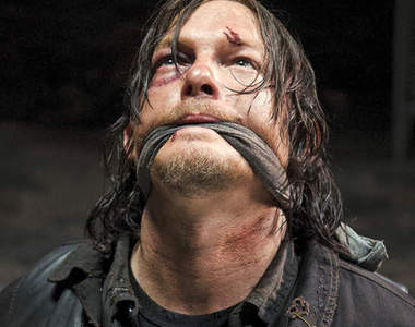 《陰屍路》第五季劇照 活人生吃後是手銬play嗎...