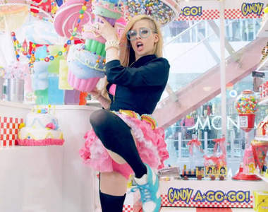 「艾薇兒」超古怪新曲《哈囉凱蒂貓》是被外星人附身了嘛...