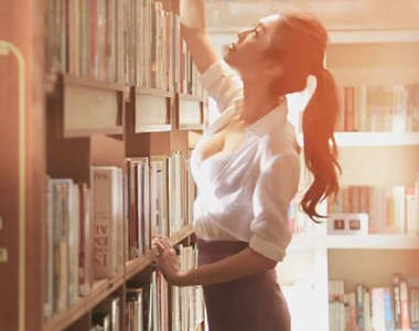 王尹平　 吸引人的深V弧蝶書櫃篇廣告超性感