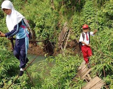《最艱辛的上學路》大家冒著生命危險也要上學啊...