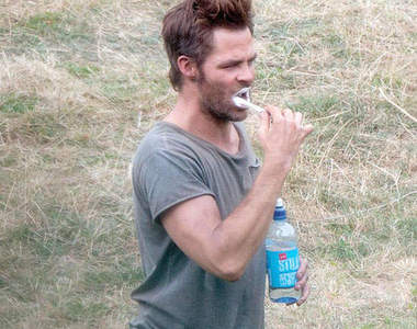 克里斯潘《Z for Zachariah》展現肌肉男氣勢的片場照