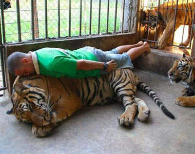 醉後的身體冏態  叔叔有練過好孩子千萬不要學ww