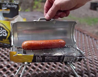 啤酒罐烤肉架　偶自己DIY烤自己香腸的真爽（好像怪怪der...）