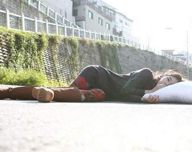 韓國《怪網拍》一直躺在地上的用意是....？