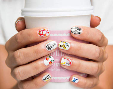 《塗鴉風指甲彩繪》這莫非是裘莉小孩畫的?