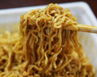 如何做出10倍美味的速食炒麵　方法很簡單只需要加顆...