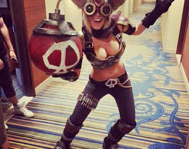 神《英雄聯盟》Cosplay影片 性轉希格斯擬人後的炸彈太強拉~