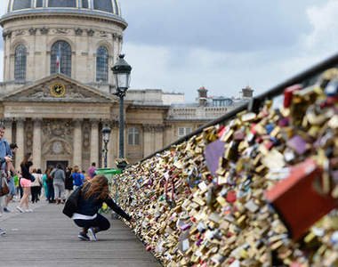 《愛情鎖》氾濫成災 鐵橋欄杆都給壓壞了...
