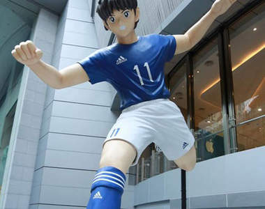 《足球小將翼》巨型模型展覽　被5.5公尺高的人踹出去應該就掰惹～