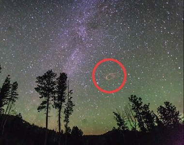 UFO大爆炸　攝影師捕捉到銀河中一閃而過的瞬間