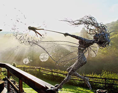 《精靈舞動蒲公英》充滿力與美的雕像