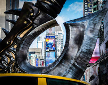 《魔獸世界新花招》巨斧從天而降？可憐的計程車被劈成兩半……