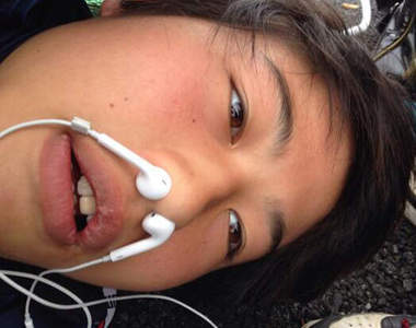 【エロ大發現】《耳機插鼻孔》大音量播放AV的結果...(((^艸^)))