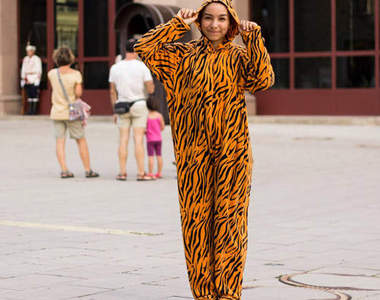 可愛巧虎妹　面對攝影師的要求你要擺什麼POSE呢？