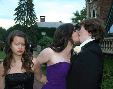 《電燈泡真難當》拜託你們快去開個房間好嗎？