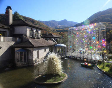 《箱根玻璃森林》彷彿置身在古代的歐洲宮殿