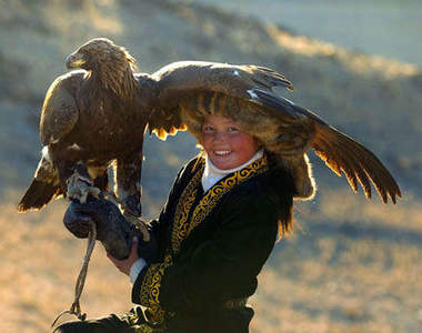 現實版《姐嫁物語》至今仍用鷹打獵的民族