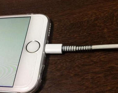 《iPhone 6充電線脫落防止法》日本推友的妙招