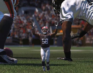 球場小巨人《勁爆美式足球15》利用bug做廣告太逗趣ww