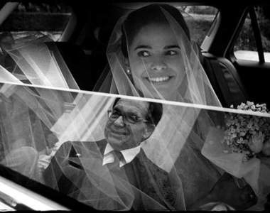 最感人的一刻 當爸爸第一次看到女兒穿婚紗時Q Q