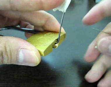 用啤酒罐開掛鎖　想不到的超快速門鎖破解法