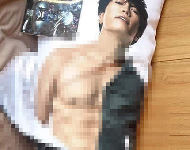 可以脫光光的《GACKT抱枕》如果連下半身也能脫那就更好惹ww