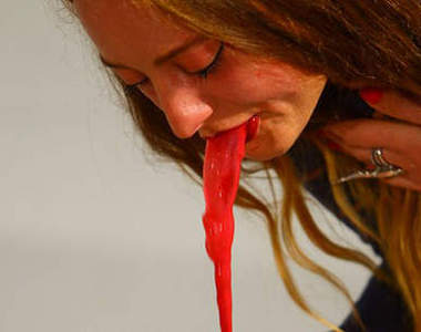 噁！嘔吐畫家《Millie Brown》新作 Lady Gaga也喜歡？