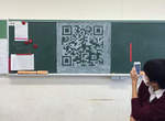 教室黑板出現《QR code塗鴉》讀取後到底會出現什麼呢?wwww 教室黑板出現《QR code塗鴉》讀取後到底會出現什麼呢?wwww