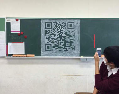 教室黑板出現《QR code塗鴉》讀取後到底會出現什麼呢?wwww