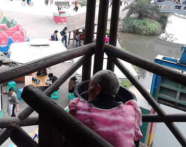 《扮萌老人》讓人看了有點心酸的大陸打工老翁......