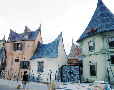 童話般的《魔女屋》出現日本街頭　竟然還是可以入住的一般公寓！？