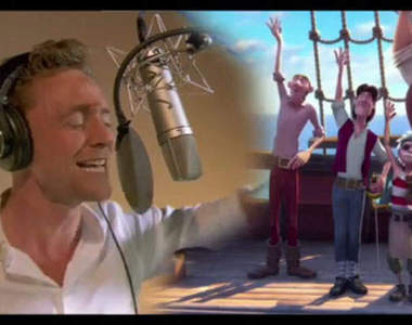 Tom Hiddleston在《海盜仙子》引吭高歌 歌聲也好好聽♪