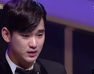 《韓國電視劇大獎》星星大贏都教授忍不住流下男兒淚（抱）