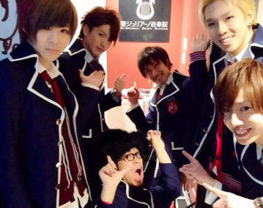 高校主題咖啡廳《聖Giuliano音樂院》還有型男們的歌舞秀可以看喔♥