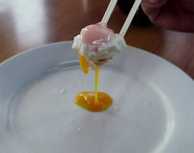 《荷包蛋的蛋黃》到底什麼時候戳破才好?又該沾什麼醬吃才好?