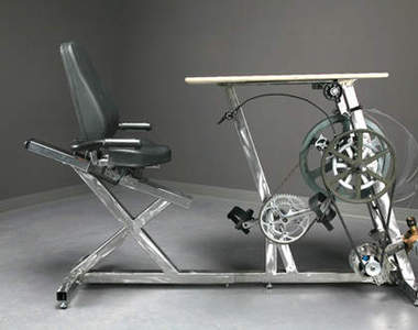 網友自製《腳踏發電辦公桌》   沒電就自己發電吧www