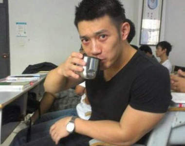 四川《男神教師》旁聽的人都快擠爆教室了>///<